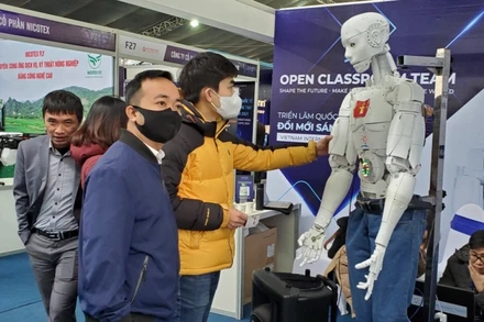 Gian hàng trưng bày sản phẩm công nghệ.