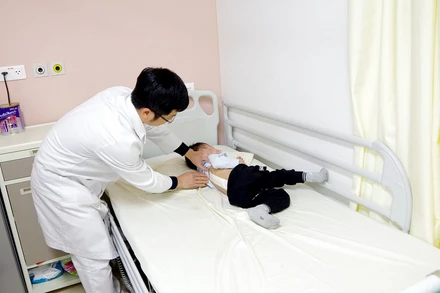 Bệnh nhi B.Đ được các bác sĩ thường xuyên theo dõi và chăm sóc trong thời gian nằm điều trị tại khoa.