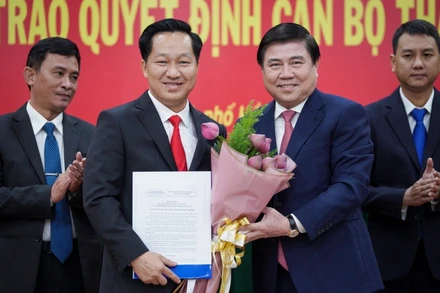 Đồng chí Nguyễn Thành Phong, Uỷ viên T.Ư Đảng, Chủ tịch UBND TP Hồ Chí Minh trao quyết định cho đồng chí Hoàng Tùng, Chủ tịch UBND TP Thủ Đức.
