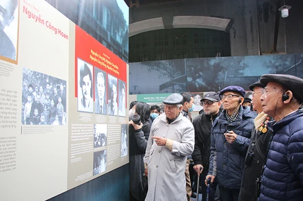 Các đại biểu tham quan những hiện vật, hình ảnh về truyền thống Cách mạng.