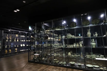 Các hiện vật gốm sứ Việt Nam được trưng bày tại Bảo tàng quốc gia Gwangju Hàn Quốc. 