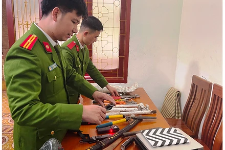 Công an thu giữ nhiều dụng cụ, tang vật vụ án.