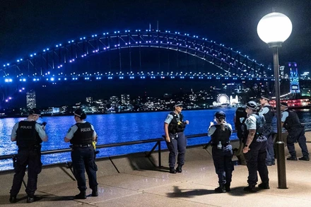Cảnh sát tuần tra chung quanh khu vực Nhà hát opera Sydney trong đêm cuối năm 2020. (Ảnh: Getty Images)