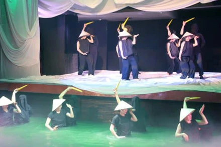 Ra mắt vở rối thử nghiệm “Trăng”