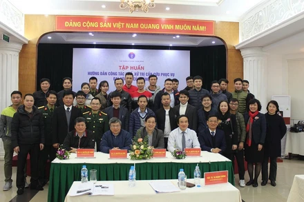 Các cán bộ y tế thamgia buổi tập huấn phục vụ cho Đại hội XIII của Đảng.