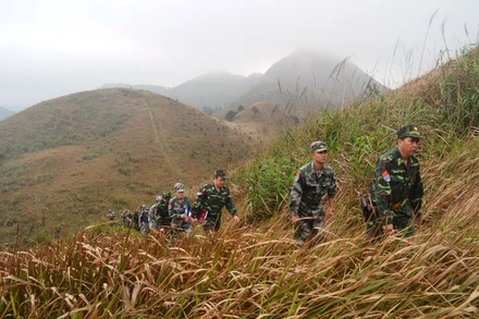 Cán bộ chiến sĩ Đồn biên phòng cửa khẩu quốc tế Hữu Nghị, làm nhiệm vụ tuần tra biên giới.