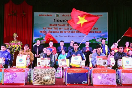 Trao quà cho hộ nghèo, hộ cận nghèo tại huyện Lâm Bình, tỉnh Tuyên Quang (Ảnh minh họa: Hải Chung).