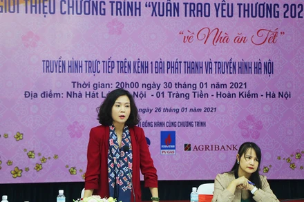 Đại diện Ban Tổ chức thông báo về chương trình.
