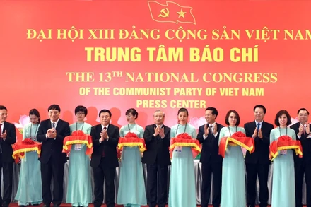 Các đồng chí Trần Quốc Vượng, Ủy viên Bộ Chính trị, Thường trực Ban Bí thư; đồng chí Võ Văn Thưởng, Ủy viên Bộ Chính trị, Bí thư Trung ương Đảng, Trưởng ban Tuyên giáo Trung ương; đồng chí Nguyễn Xuân Thắng, Bí thư Trung ương Đảng, Giám đốc Học viện Chính trị quốc gia Hồ Chí Minh, Chủ tịch Hội đồng Lý luận Trung ương cùng các đồng chí lãnh đạo Đảng, Nhà nước và các đại biểu thực hiện nghi thức khai trương Trung tâm báo chí.