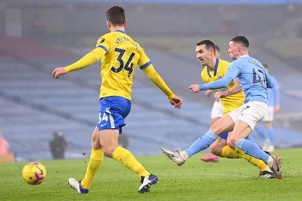 P. Foden (áo xanh) ghi bàn thắng duy nhất của trận đấu cho Man City.