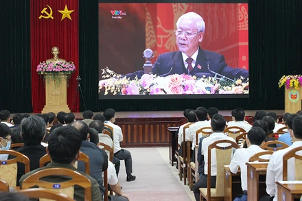 Hơn 600 cán bộ, học viên thuộc Học viện Chính trị khu vực III chăm chú theo dõi phiên khai mạc Đại hội.