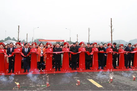 Thường trực Ban Bí thư Trần Quốc Vượng và lãnh đạo Trung ương, tỉnh Yên Bái cắt băng khánh thành cầu Cổ Phúc.