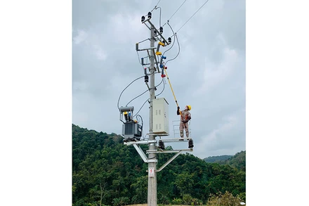 Công nhân CTĐL Lạng Sơn đóng điện trạm biến áp chống quá tải lưới điện bảo đảm cấp điện an toàn, ổn định cho nhân dân dịp Tết Nguyên đán.