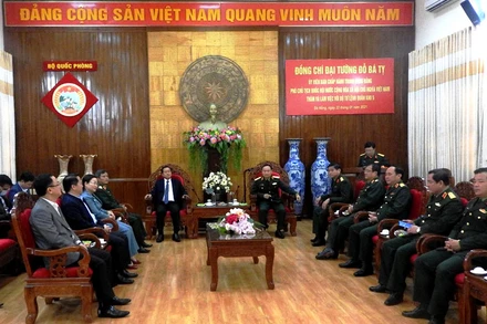 Phó Chủ tịch Quốc hội Đỗ Bá Tỵ làm việc với Bộ Tư lệnh Quân khu 5.