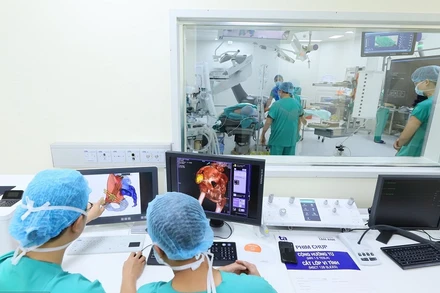 Các bác sĩ lên kế hoạch phẫu thuật trước mổ bằng công nghệ 3D.