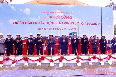 Bí thư Thành ủy Vương Đình Huệ, Chủ tịch UBND thành phố Chu Ngọc Anh cùng các đại biểu thực hiện nghi thức khởi công dự án đầu tư xây dựng cầu Vĩnh Tuy giai đoạn 2. (Ảnh: DUY LINH)