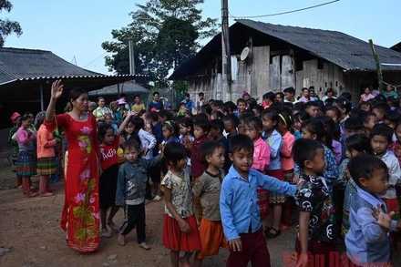 Cô trò điểm trường Chè Lỳ A, xã Đức Hạnh, huyện Bảo Lâm, tỉnh Cao Bằng (Ảnh: DUY LINH)