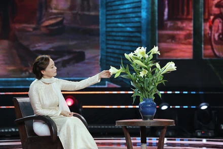 NSND Lê Khanh tái hiện hình ảnh trong phim "Người Hà Nội" qua ca khúc "Chị tôi" do Mỹ Linh thể hiện. Ảnh: VFC.