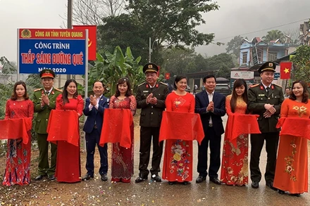 Đại biểu cắt băng khánh thành công trình thắp sáng đường quê tại thôn Đồng Tâm, xã Minh Dân, huyện Hàm Yên, tỉnh Tuyên Quang.