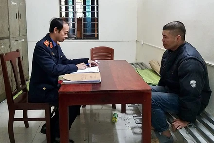 Kiểm sát viên VKSND huyện Tiên Du lấy lời khai của Nguyễn Anh Đức (Ảnh: VKSND Bắc Ninh) 