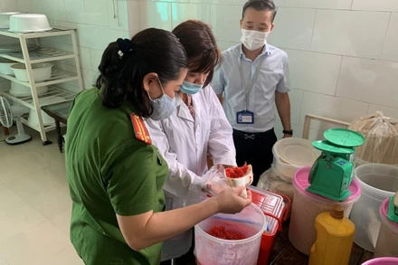 Kiểm tra an toàn thực phẩm tại quận Đống Đa (Ảnh: MAI TRANG).