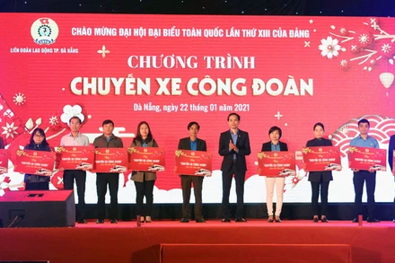 Trao hỗ trợ chuyến xe công đoàn.