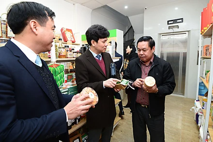 Giám đốc Trung tâm Xúc tiến thương mại và đầu tư tỉnh An Giang Lê Trung Hiếu, Giám đốc Trung tâm Hỗ trợ thanh niên khởi nghiệp Nguyễn Đức Tùng, Bí thư Tỉnh đoàn Thái Bình Nguyễn Minh Hồng tham quan "Điểm bán Xanh" đầu tiên của Thủ đô. 