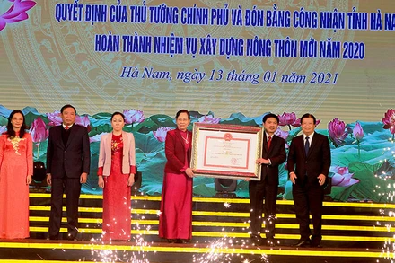 Phó Thủ tướng Chính phủ Trịnh Đình Dũng trao bằng công nhận tỉnh Hà Nam hoàn thành NTM năm 2020.