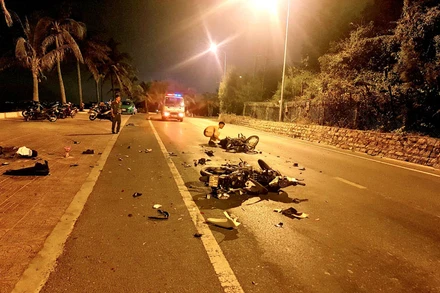 Hiện trường vụ tai nạn trên đường Nguyễn Đình Chiểu là tuyến đường du lịch ven biển nổi tiếng thuộc phường Hàm Tiến, TP Phan Thiết.