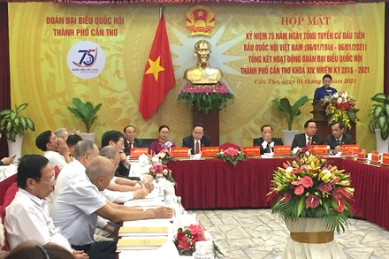 Chủ tịch Quốc hội phát biểu ý kiến tại buổi họp mặt.