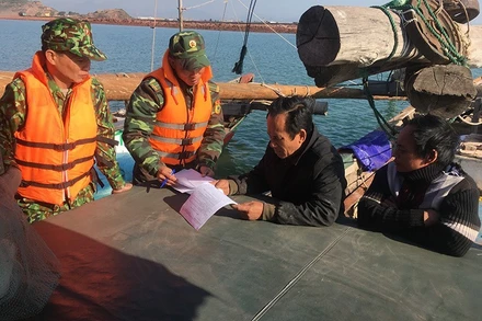 Bộ đội Biên phòng lập biên bản xử phạt chủ phương tiện khai thác trái phép thuỷ sản