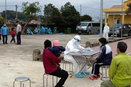 Lấy mẫu xét nghiệm SARS-CoV-2 tại thôn Kim Điền, xã Hưng Đạo, TP Chí Linh.