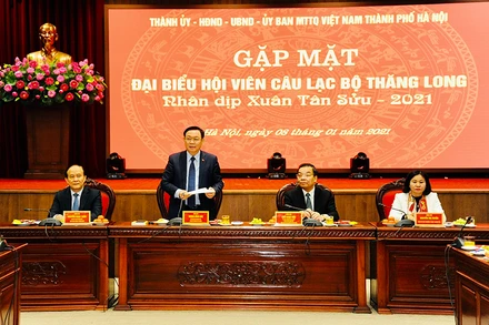 Đồng chí Vương Đình Huệ, Ủy viên Bộ Chính trị, Bí thư Thành ủy phát biểu tại buổi gặp mặt. Ảnh: DUY LINH