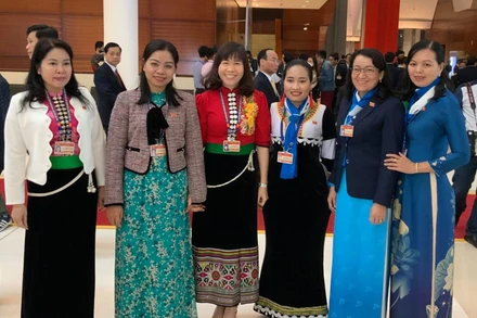 Giây phút nghỉ giải lao của các đại biểu nữ bên lề Đại hội Đảng lần thứ XIII.