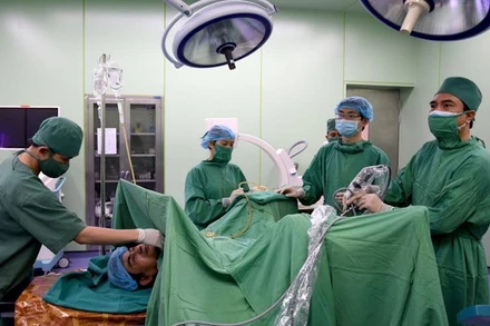 Thực hiện kỹ thuật tán sỏi ngược dòng bằng laser tại Bệnh viện đa khoa TP Vinh.