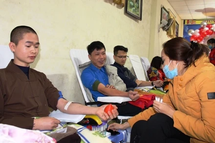 Các tầng lớp nhân dân tình nguyện hiến máu cứu người.