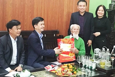 Đồng chí Lê Quang Tùng, Bí thư Tỉnh ủy Quảng Trị và đồng chí Nguyễn Chiến Thắng, Bí thư Thành ủy Đông Hà thăm, chúc Tết cụ Phạm Huề. 