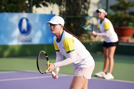 Huỳnh Trần Ngọc Nhi và Phan Lưu Thảo Nguyên vừa tạo nên bất ngờ đầu tiên tại giải năm nay. (Ảnh: VTF)