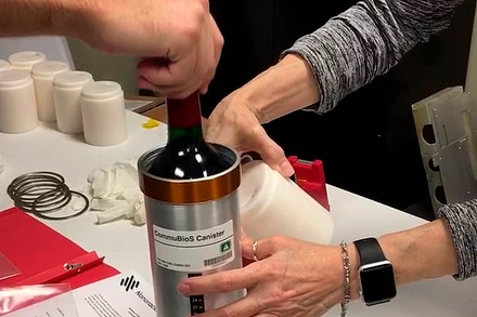 Các chai rượu vang Pháp được đóng gói để gửi đến ISS trong hơn một năm và sẽ được nếm thử vào tháng 2. Ảnh: AP.