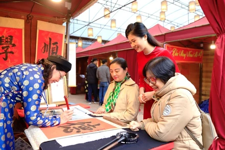 Hội chữ Xuân tại Văn Miếu - Quốc Tử Giám là một nét đẹp văn hóa dịp Tết Nguyên đán của người Hà Nội.