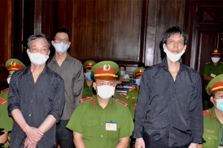Bị cáo Phạm Chí Dũng ( bên phải) tại phiên tòa. Ảnh: TTBC