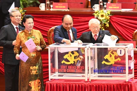 Tổng Bí thư, Chủ tịch nước Nguyễn Phú Trọng, Thủ tướng Nguyễn Xuân Phúc, Chủ tịch Quốc hội Nguyễn Thị Kim Ngân, Thường trực Ban Bí thư Trần Quốc Vượng bỏ phiếu bầu Ban Chấp hành Trung ương Đảng khóa XIII. (Ảnh: TRỌNG HẢI)