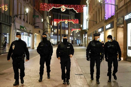 Cảnh sát tuần tra trong giờ giới nghiêm tại thành phố Metz ở vùng phía đông Grand Est ngày 2-1. (Ảnh: Le Monde).