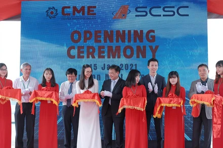 Các đại biểu cắt băng khánh thành hệ thống điện mặt trời mái nhà tại nhà ga hàng hóa sân bay Tân Sơn Nhất.