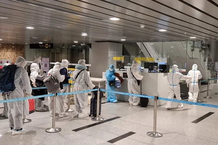 Đà Nẵng tiếp nhận, cách ly y tế hơn 350 công dân về từ Hoa Kỳ.