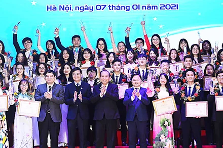 Các đồng chí Lãnh đạo Đảng, Nhà nước, các bộ, ngành, đoàn thể cùng những "Sinh viên 5 tốt" cấp T.Ư năm nay.