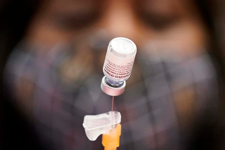 Một nhân viên y tế đang chuẩn bị một liều vaccine Pfizer-BioNTech ngừa Covid-19 tại điểm tiêm chủng. Ảnh: The Sydney Morning Herald/AP.