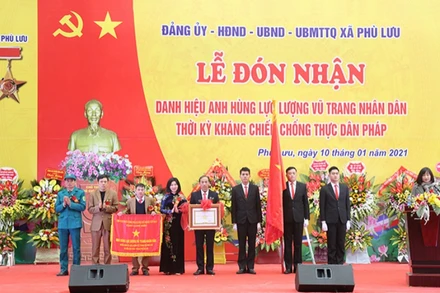 Phó Chủ tịch HĐND TP Hà Nội Phùng Thị Hồng Hà trao tặng danh hiệu Anh hùng Lực lượng vũ trang cho Đảng bộ, chính quyền và nhân dân xã Phù Lưu, huyện Ứng Hòa (Hà Nội).