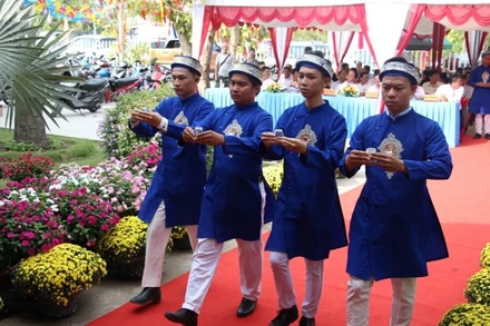 Thực hiện nghi lễ dâng hoa quả, phầm vật, trà rượu.