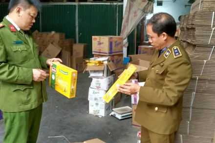 Đội QLTT số 24 đã tiến hành lập biên bản vi phạm đồng thời tịch thu toàn bộ tang vật để tiếp tục làm rõ các sai phạm.